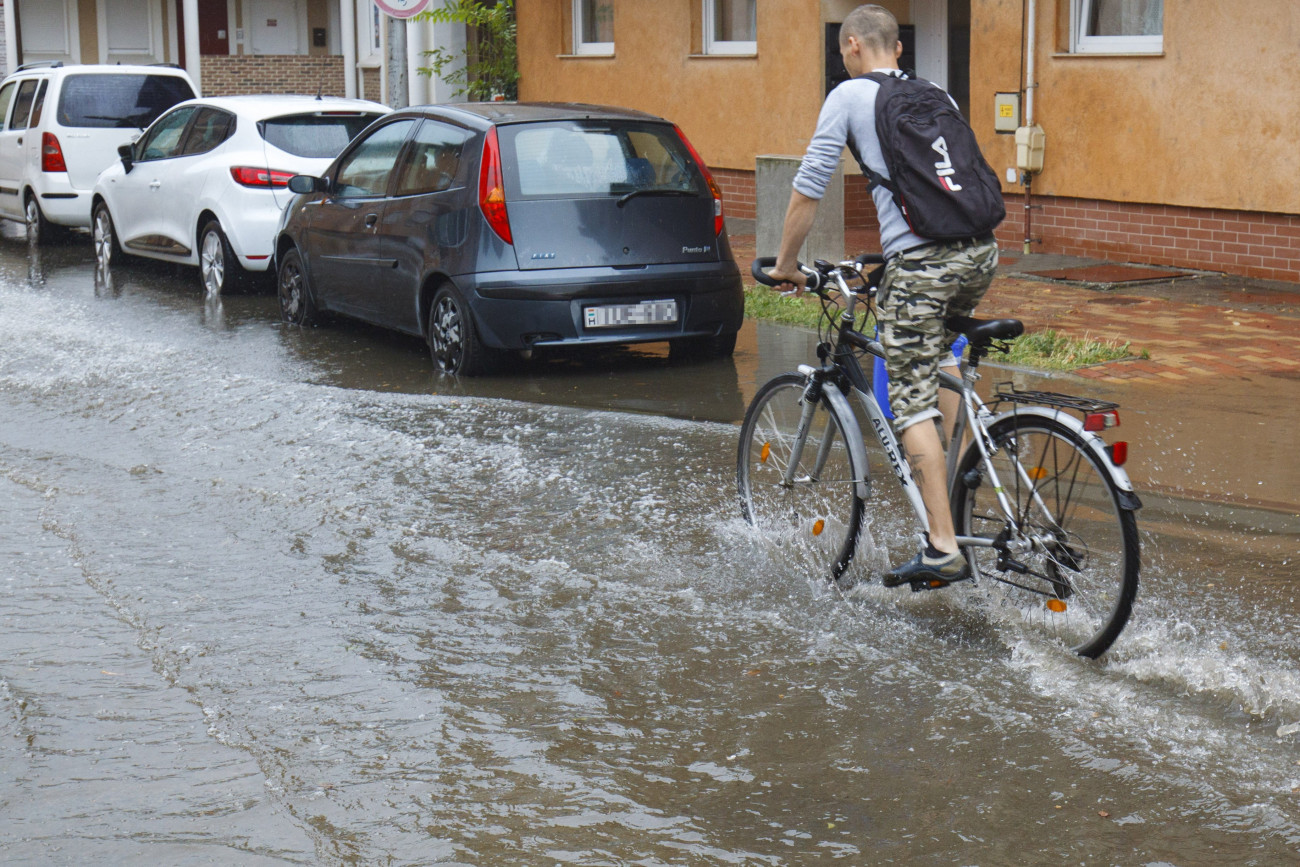 Nagykanizsa, 2018. augusztus 14.
Felhőszakadás után vízzel elöntött utcában közlekedik egy kerékpáros Nagykanizsán 2018. augusztus 14-én.
MTI Fotó: Varga György