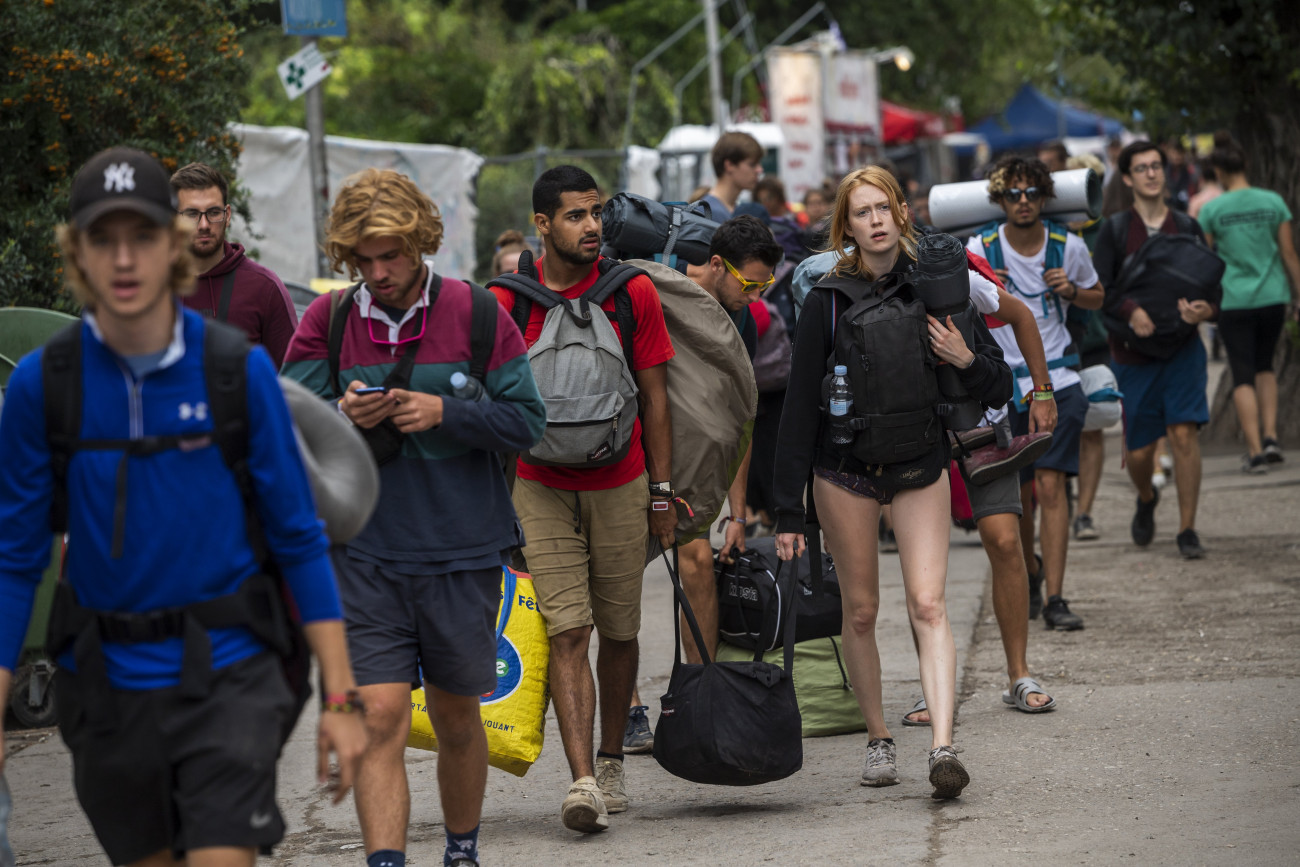Fiatalok távoznak az óbudai Hajógyári-szigetről a fesztivál zárása után.
MTI Fotó: Mónus Márton