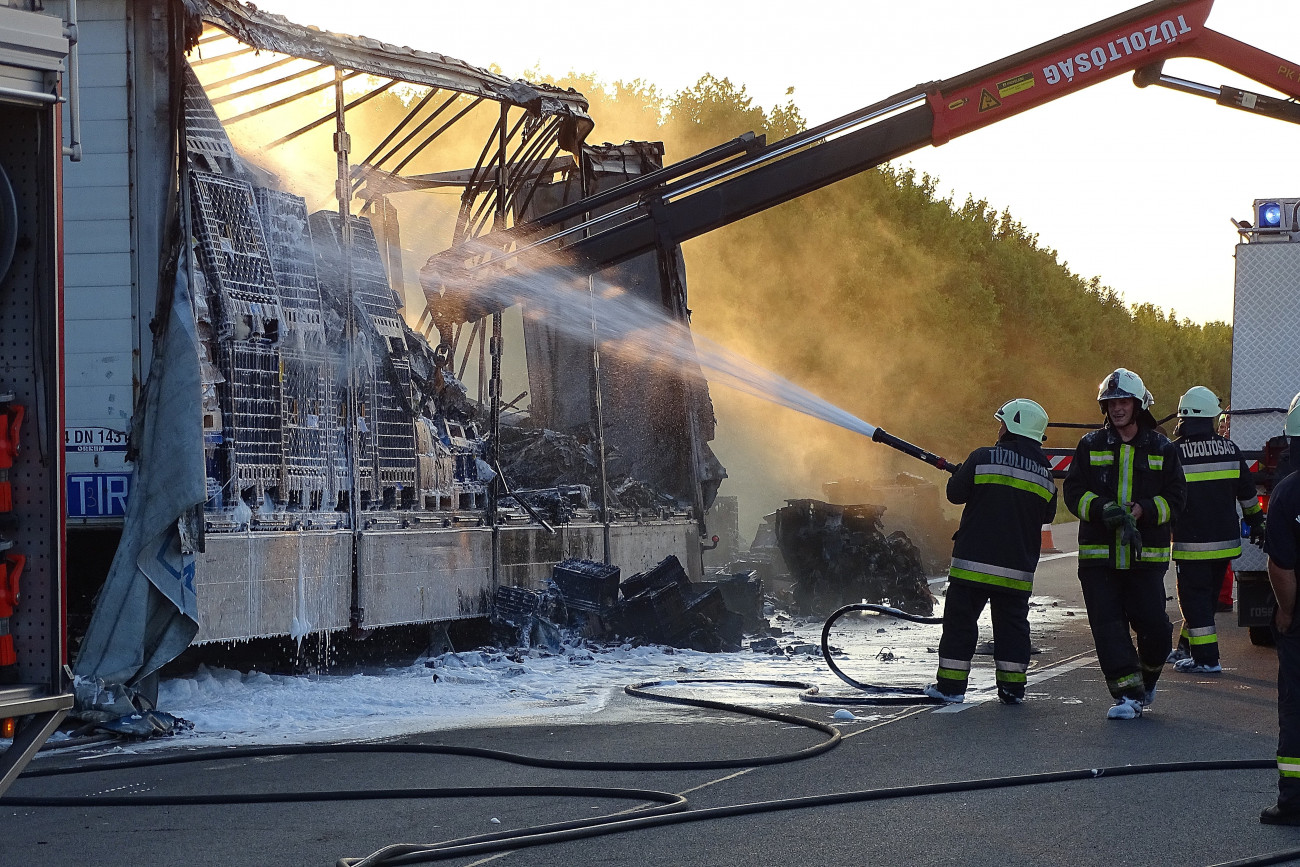 Kecskemét, 2018. augusztus 16.
Kigyulladt kamion oltásán dolgoznak tűzoltók az M5-ös autópálya Szeged felé vezető oldalán, a 94-es kilométernél, Kecskemét közelében 2018. augusztus 16-án. A tűzben senki nem sérült meg, az oltási munkálatok idejére az érintett szakaszt lezárták.
MTI Fotó: Donka Ferenc