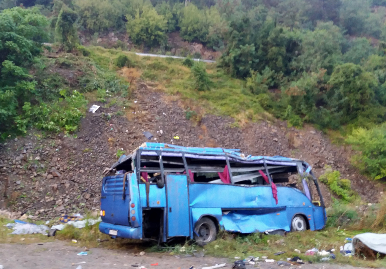 Szvoge, 2018. augusztus 26.
A bolgár belügyminisztérium képén autóbusz roncsa 2018. augusztus 25-én, miután a zarándokokat szállító jármű egy autópályáról szakadékba zuhant a bulgáriai Szvoge közelében. Tizenöt ember életét vesztette, huszonhét megsérült. (MTI/EPA/Bolgár belügyminisztérium)