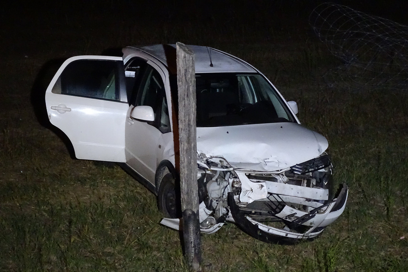 Lajosmizse, 2018. szeptember 10.
Összetört személygépkocsi az M5-ös autópályánál, Lajosmizsénél, ahol egy kisteherautó és egy személygépkocsi karambolozott 2018. szeptember 9-én este. A balesetben egy ember meghalt.
MTI Fotó: Donka Ferenc