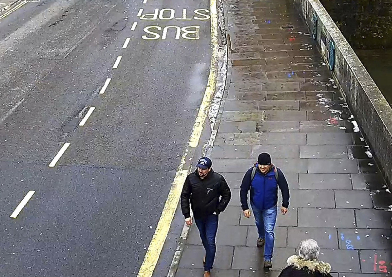Közterületi kamera videofelvételéről készített és a londoni rendőrség által közreadott képen Ruszlan Bosirov és Alekszandr Petrov a salisburyi Fisherton Roadon 2018. március 3-án. A brit vádhatóság 2018. szeptember 5-én bejelentette, hogy távollétében vádat emelt az orosz állampolgár Bosirov és Petrov ellen Szergej Szkripal, a brit külső hírszerzés, az MI6 volt orosz kettős ügynöke és lánya, Julija megmérgezésének ügyében. Őket egy salysburyi bevásárlóközpontnál támadták meg 2018. március 4-én a Novicsok katonai idegméreggel. (MTI/AP/Londoni rendőrség) *** Local Caption *** 53000073