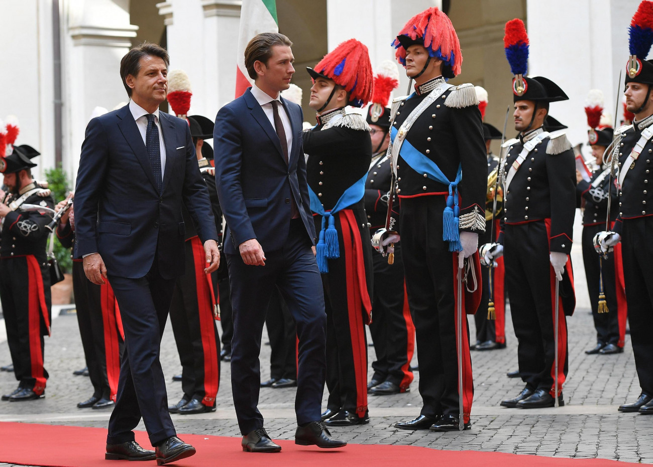Róma, 2018. szeptember 18.
Giuseppe Conte olasz miniszterelnök (b) fogadja Sebastian Kurz osztrák kancellárt a római kormányfői rezidencia, a Chigi-palota előtt 2018. szeptember 18-án. (MTI/EPA/Ettore Ferrari)