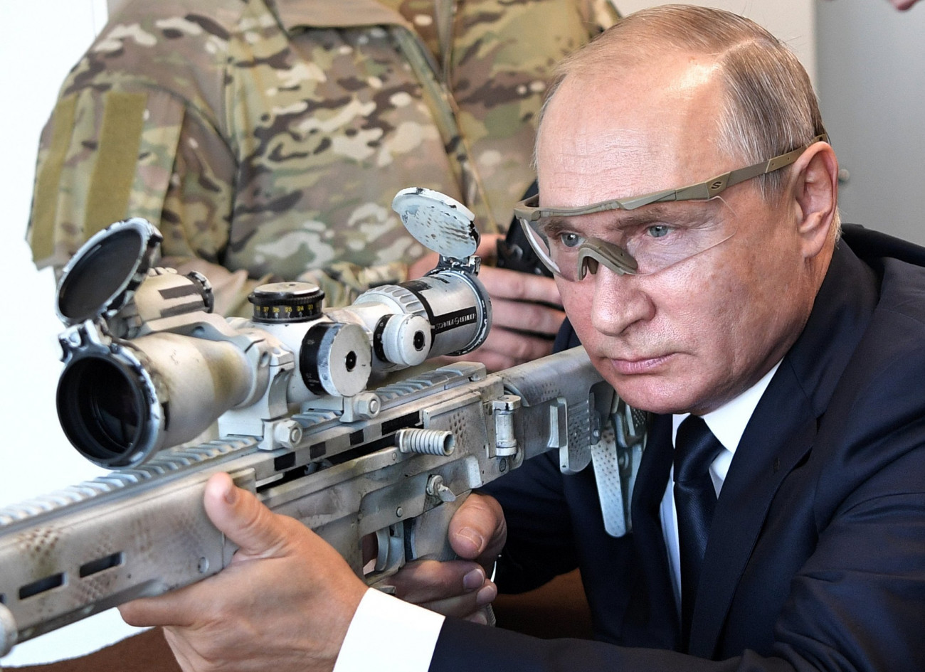 Vlagyimir Putyin orosz elnök mesterlövészpuskával a kubinkai Patriot katonai kiállítási központban tett látogatása alatt 2018. szeptember 19-én. (MTI/AP/Szputnyik/Elnöki sajtószolgálat pool/Alekszej Nyikolszkij)