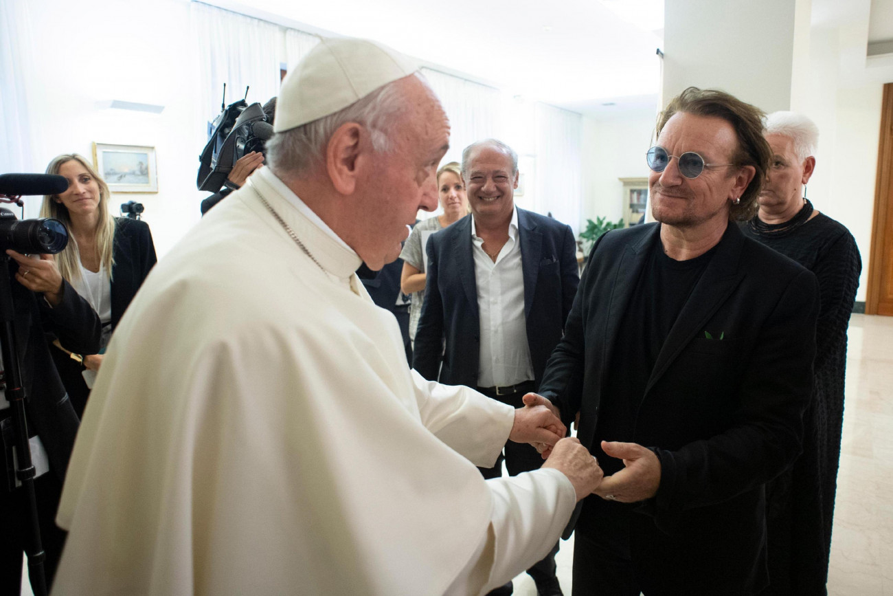 Vatikánváros, 2018. szeptember 19.
A vatikáni médiairoda által közreadott képen Ferenc pápa (b) fogadja Bono ír rockzenészt, a U2 zenekar énekesét a Vatikánban 2018. szeptember 19-én. (MTI/EPA/Vatikáni média)