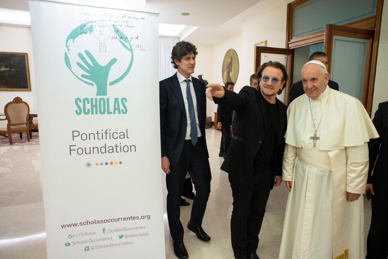 Vatikánváros, 2018. szeptember 19.
A vatikáni médiairoda által közreadott képen Ferenc pápa (j) fogadja Bono ír rockzenészt, a U2 zenekar énekesét a Vatikánban 2018. szeptember 19-én. (MTI/EPA/Vatikáni média)