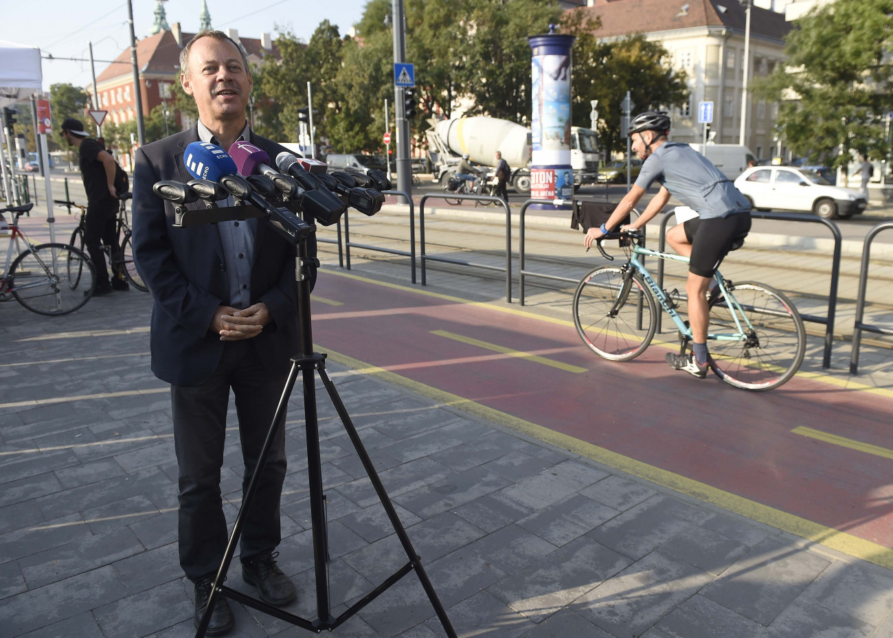 Budapest, 2018. szeptember 20.
Révész Máriusz, az aktív Magyarországért felelős kormánybiztos beszél a magyarok kerékpározási szokásiról először készült átfogó kutatás eredményeit ismertető sajtótájékoztatón a fővárosi Bem rakparton 2018. szeptember 20-án. Az Európai Mobilitási Hét keretében bringásreggelit tatrottak a rakparton, amelyet országos színten több mint negyven helyszínen rendeztek. A kutatást a Magyar Kerékpárosklub az aktív Magyarországért felelős kormánybiztos megbízásából és az Innovációs és Technológiai Minisztériumtámogatásával készítette a Medián.
MTI Fotó: Bruzák Noémi