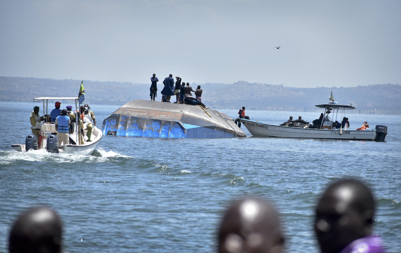 A szerencsétlenül járt hajón dolgoznak a mentőalakulat tagjai 2018. szeptember 22-én, két nappal az után, hogy felborult a Nyerere komphajó a Viktória-tavon, a tanzániai Ukara-sziget közelében. A halálos áldozatok száma kétszáz fölé emelkedett. (MTI/AP)