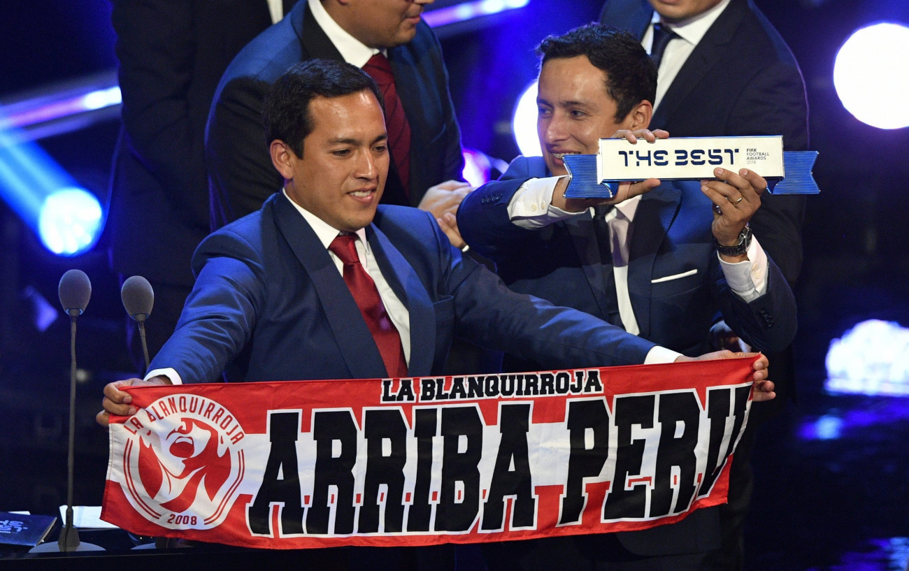 Perui szurkolók, miután átvették az év szurkolóinak járó elismerést a Nemzetközi Labdarúgó-szövetség, a FIFA díjkiosztó gálaestjén Londonban 2018. szeptember 24-én. (MTI/EPA/Neil Hall)