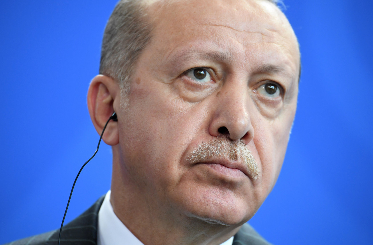 Berlin, 2018. szeptember 28.
Recep Tayyip Erdogan török elnök az Angela Merkel német kancellárral közösen tartott sajtóértekezletén Berlinben 2018. szeptember 28-án. Erdogan előző nap érkezett Németországba. (MTI/EPA/Clemens Bilan)