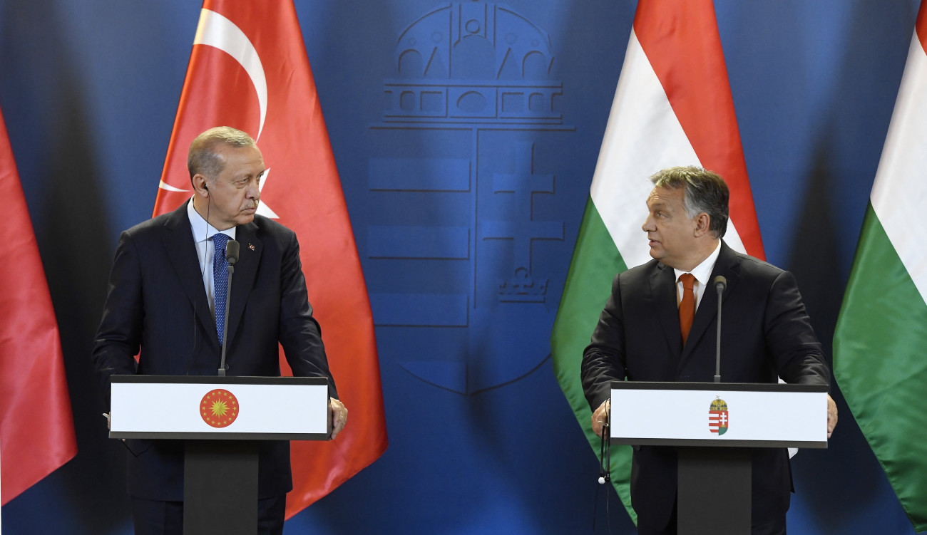 Recep Tayyip Erdogan török elnök (b) és Orbán Viktor miniszterelnök a megbeszélésüket követően tartott sajtótájékoztatón az Országházban 2018. október 8-án.
MTI Fotó: Koszticsák Szilárd
