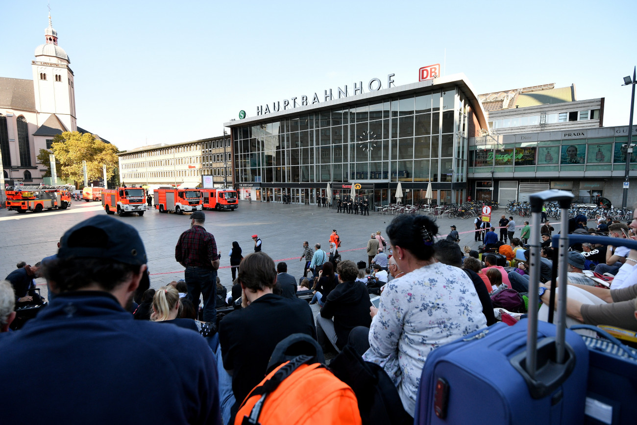 Köln 2018. október 15.
Evakuált emberek a kölni főpályaudvar előtt 2018. október 15-én, miután egy férfi legalább egy túszt ejtett a pályaudvaron működő gyógyszertárban. (MTI/EPA/Sascha Steinbach)