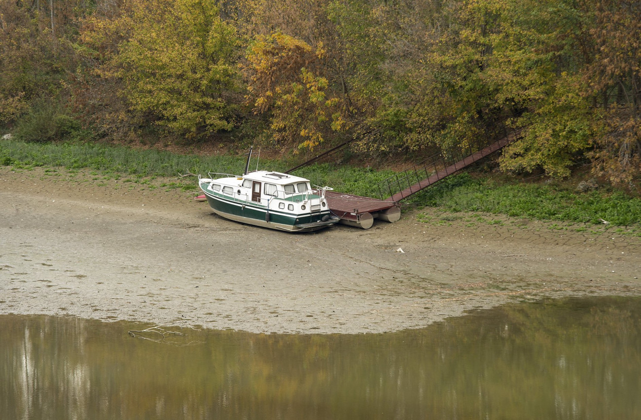 Megfeneklett hajó a Duna mellékágának árterében a felvidéki Medve határában 2018. október 16-án. Az augusztus óta tartó csapadékszegény időjárás miatt a folyó vízállása a magyarországi szakaszon ismét az eddig mért legkisebb értékek közelében vagy alatta alakul a vízmércéken.
MTI/Krizsán Csaba