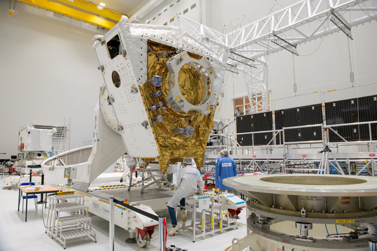 Dátum nélküli kép, amelyen a BepiColombo Merkúr-kutató program két űrszondáját szállító platform, a Mercury Transfer Module (MTM) látható a Francia Guyanán, Kourou-ban lévő Guyanai Űrközpontban 2018. október 19-én. A program keretében az Európai Űrügynökség, az ESA és a Japán Űrkutatási Ügynökség, a JAXA egy-egy szondáját tervezik eljuttatni a Naphoz legközelebb keringő bolygóhoz, a Merkúrhoz, a tervek szerint 2018. október 20-án indítják őket útnak Kourou-ból. Az európai szonda fejlesztésében magyar tudósok is részt vettek.
MTI/EPA/Stephane Corvaja