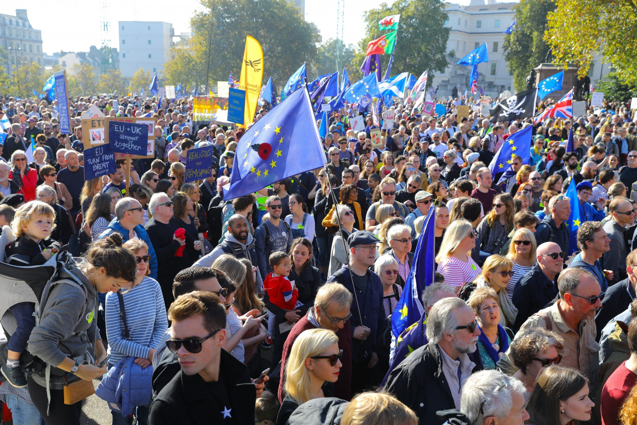 London, 2018. október 20.
Résztvevők a Nagy-Britannia Európai Unióból való kilépését ellenzők tüntetésén Londonban 2018. október 20-án. A brit EU-tagság megszűnése (Brexit) elleni megmozdulást a People's Vote - A nép voksa - nevű kampánycsoport szervezte.
MTI/EPA/Vickie Flores