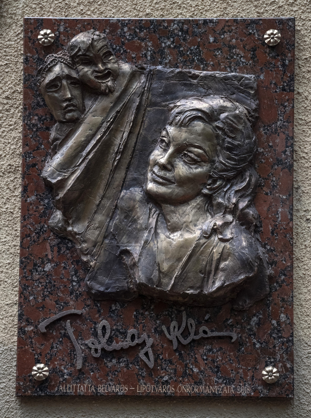 Budapest, 2018. október 25.
Tolnay Klári kétszeres Kossuth-díjas színésznő, érdemes és kiváló művész egykori lakóházának falán elhelyezett domborműves emléktáblája az V. kerületi Fejér György utcában az avató napján, 2018. október 25-én. Az eseményt a Klárika 100 Alapítvány szervezte. Tolnay Klári húsz évvel ezelőtt, 1998. október 27-én hunyt el.
MTI/Szigetváry Zsolt