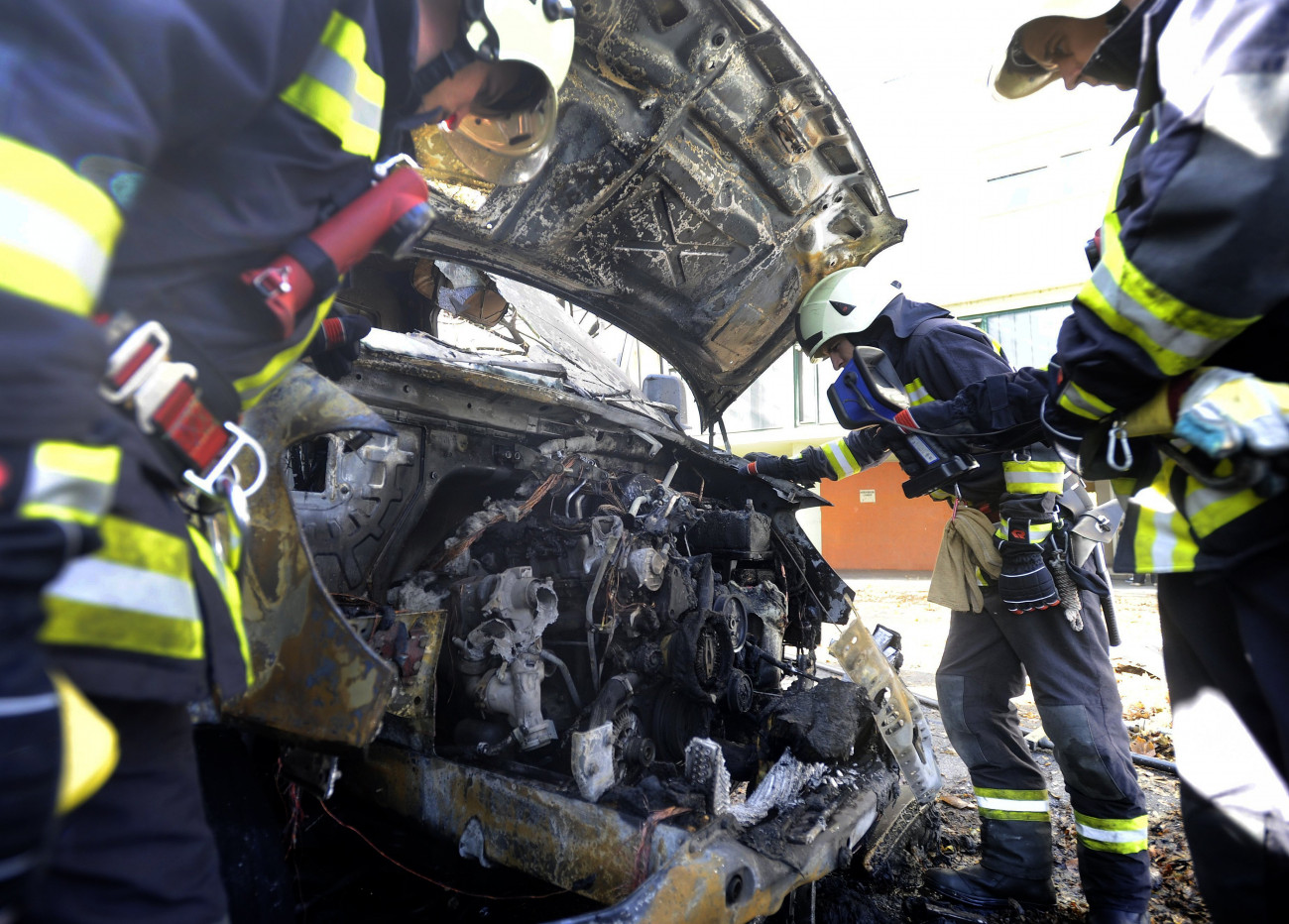 Budapest, 2018. október 29.
Tűzoltók egy kiégett mentőautónál a III. kerületi Folyamőr utcában 2018. október 29-én. A parkoló jármű motorterében kisebb tűz keletkezett, amelyet a tűzoltók eloltottak, a műszaki okot szakértői vizsgálat fogja tisztázni. A mentők egy beteg kórházba szállításához érkeztek, éppen a lakásban voltak. A stabil állapotú beteget így másik mentőautó szállította el.
MTI/Mihádák Zoltán