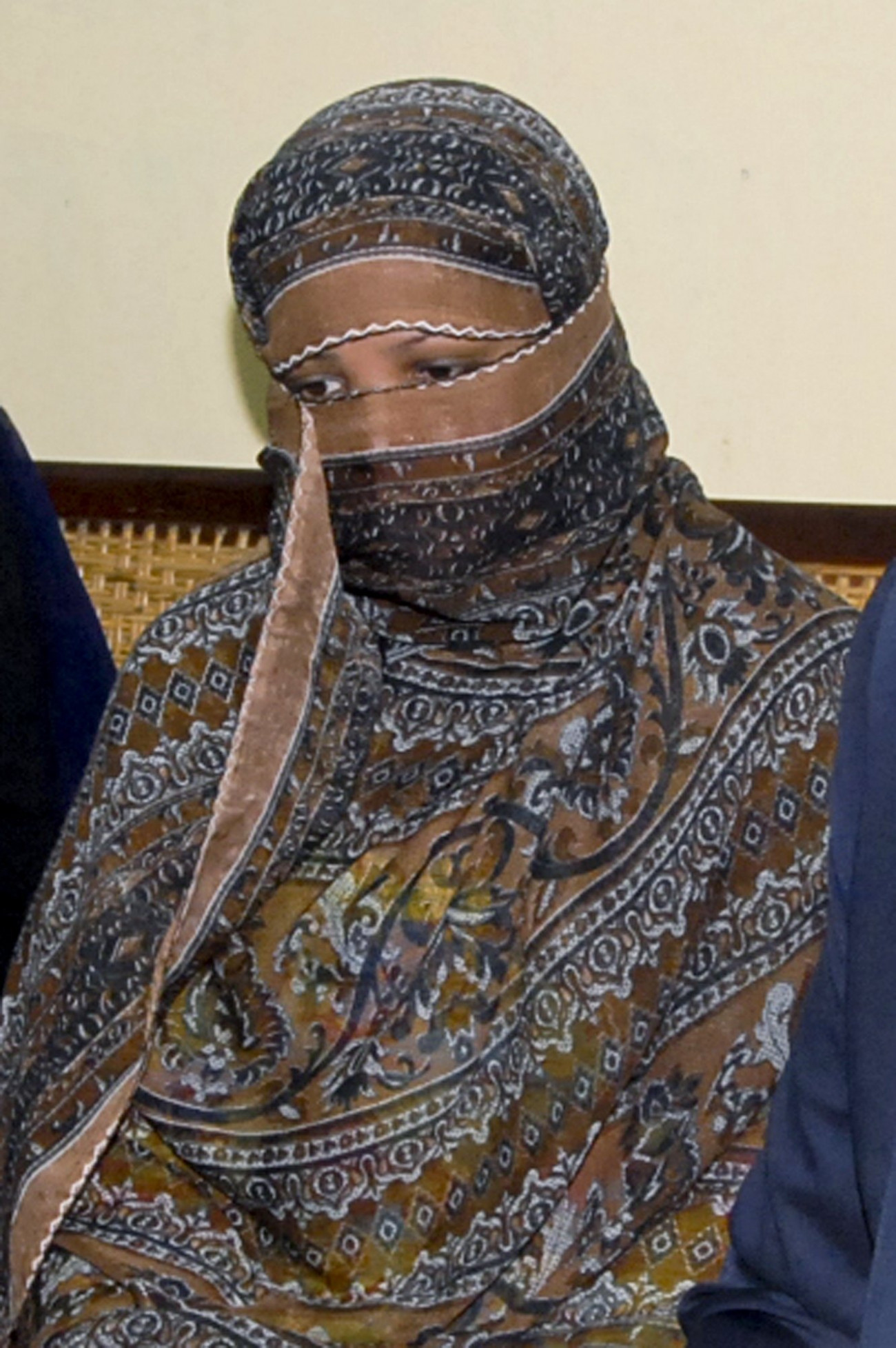 Sejkupura, 2018. október 31.
2010. november 20-i felvétel Ászija Bibi pakisztáni keresztény nőről a Lahor közelében levő Sejkupura börtönében. A pakisztáni legfelsőbb bíróság 2018. október 31-én eltörölte az istenkáromlásért halálra ítélt nő ítéletét, heves tiltakozást kiváltva ezzel a pakisztáni radikális iszlamista szimpatizánsokból. Ászija Bibit 2010 novemberében ítélték halálra Pandzsáb tartományban, miután a négy gyereket nevelő keresztény nőt muszlim kolléganői azzal vádolták meg egy vallási vezető előtt, hogy tiszteletlenül beszélt Mohamed prófétáról.
MTI/AP