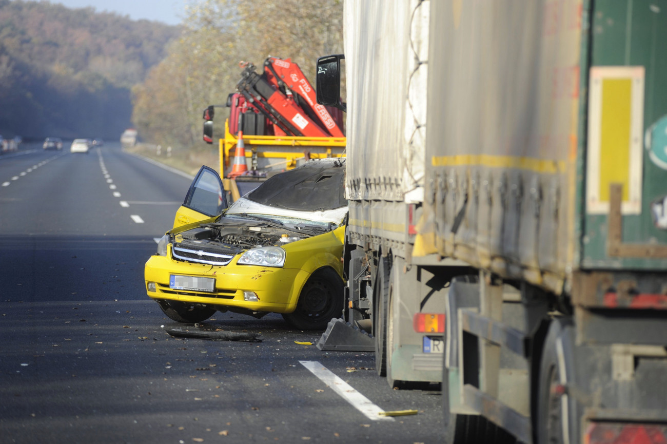 Gödöllő, 2018. november 6.
Sérült járművek az M3-as autópálya Budapest felé vezető oldalán, Gödöllő közelében, miután egy kamion álló személygépkocsiba rohant 2018. november 6-án. A balesetben ketten életüket vesztették.
MTI/Mihádák Zoltán