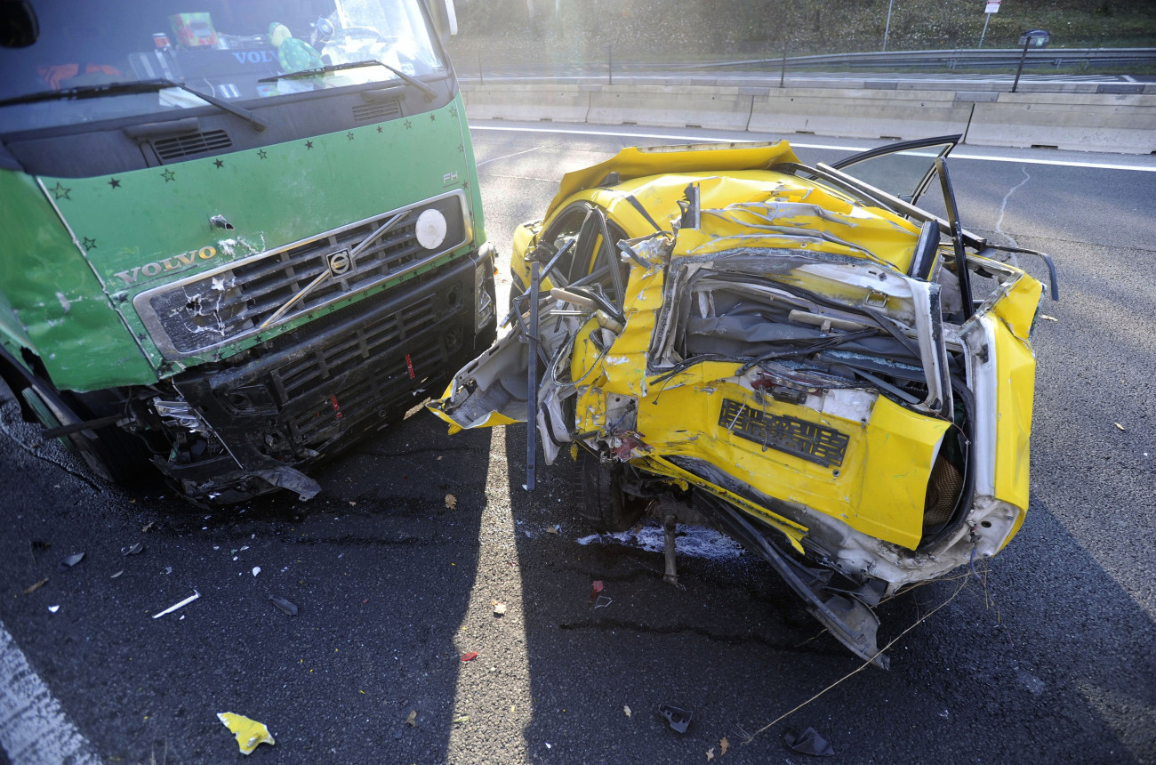 Gödöllő, 2018. november 6.
Sérült járművek az M3-as autópálya Budapest felé vezető oldalán, Gödöllő közelében, miután egy kamion álló személygépkocsiba rohant 2018. november 6-án. A balesetben ketten életüket vesztették.
MTI/Mihádák Zoltán