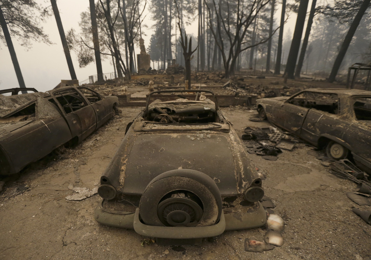 Kiégett járművek roncsai a kaliforniai Paradise-ban tomboló erdőtűz után 2018. november 9-én. Az alacsony páratartalom és az erős szél miatt gyorsan terjedő lángok miatt az állam három északi megyéjében rendkívüli állapotot hirdettek. A tűzvész miatt a hatóságok eddig negyedmillió embert evakuáltak, a lángok több mint 35 ezer hektárnyi növényzetet pusztítottak el.
MTI/AP/Rich Pedroncelli