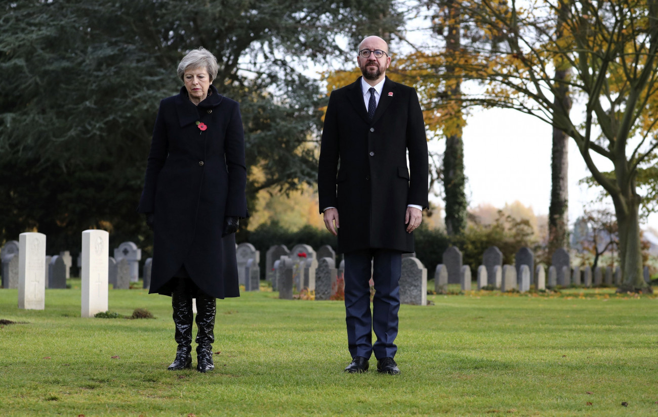 Mons, 2018. november 9.
Theresa May brit (b) és Charles Michel belga miniszterelnök részt vesz a St Symphorien katonai temetőben rendezett megemlékezésen a belgiumi Mons-ban 2018. november 9-én, az első világháborút lezáró tűzszünet aláírásának 100. évfordulója előtt két nappal. A Belgium déli részén található Mons városa körül zajlott le a brit és a német csapatok közötti első jelentős összecsapás a nyugati fronton.
MTI/AP/Gareth Fuller
