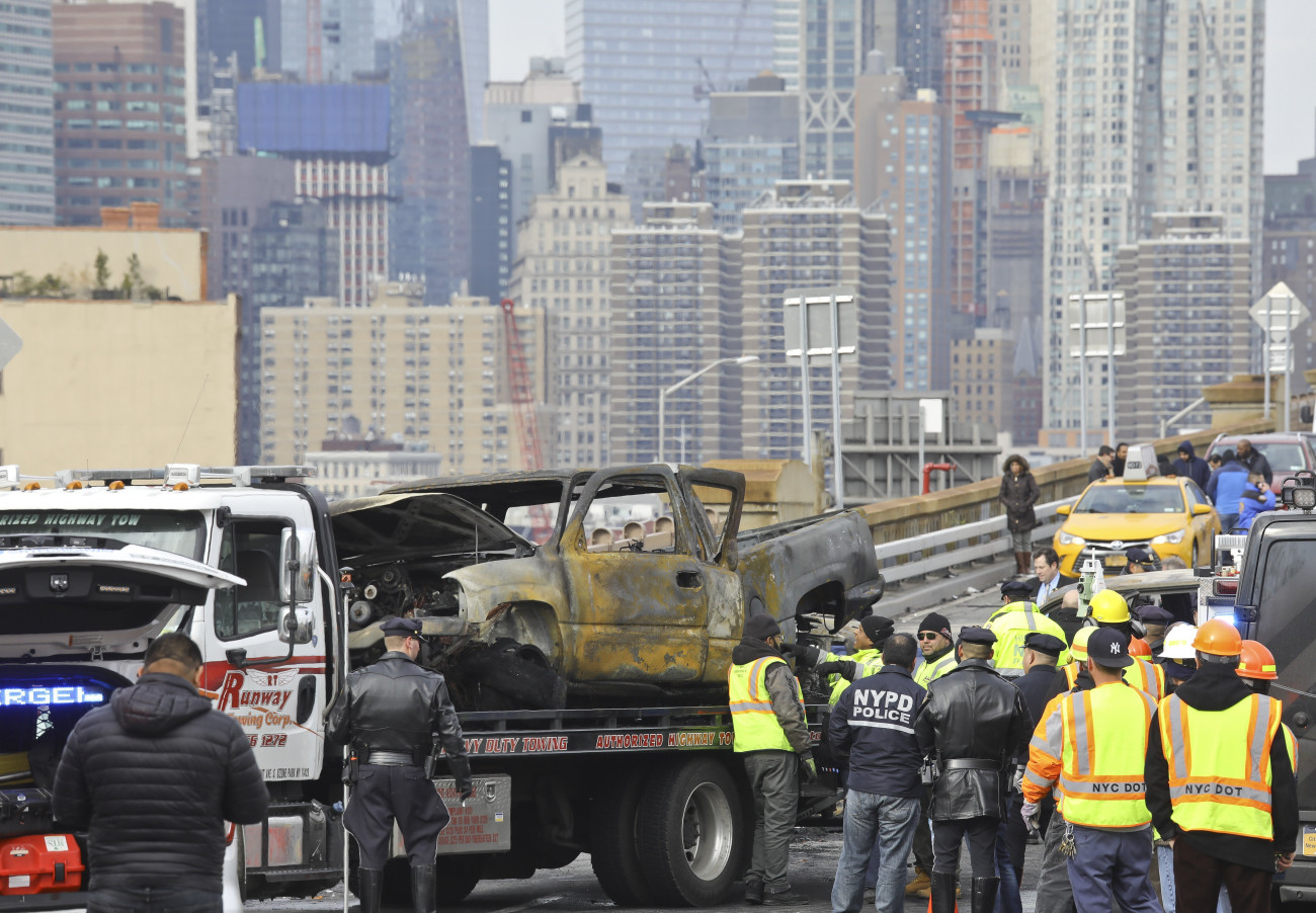 New York, 2018. november 21.
Kiégett autóroncsot szállítanak el a Manhattan szigetét és New York Brooklyn nevű városrészét összekötő Brooklyn hídról 2018. november 21-én. A közúti balesetben egy ember életét vesztette, hatan megsérültek.
MTI/AP/Bebeto Matthews