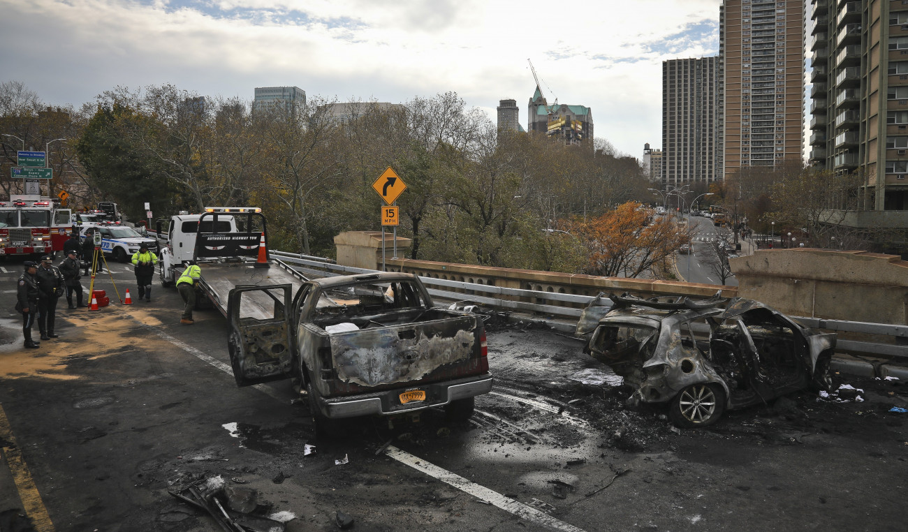 New York, 2018. november 21.
Rendőrök és tűzoltók vizsgálják a kiégett autóroncsokat a Manhattan szigetét és New York Brooklyn nevű városrészét összekötő Brooklyn hídon 2018. november 21-én. A közúti balesetben egy ember életét vesztette, hatan megsérültek.
MTI/AP/Bebeto Matthews