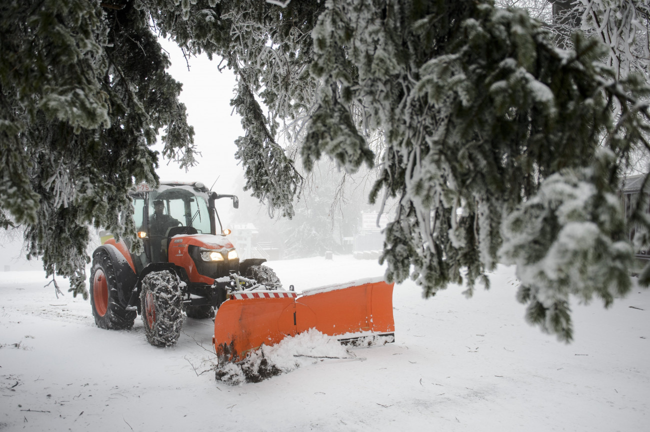 Kékestető, 2018. november 27.
Tolólapos traktor havat kotor Kékestetőn 2018. november 27-én. A következő napokban további lehűlésre kell számítani, a leghidegebb órákban mínusz 7 foknál is hidegebb lehet, néhol napközben is mínuszok lesznek. 
MTI/Komka Péter