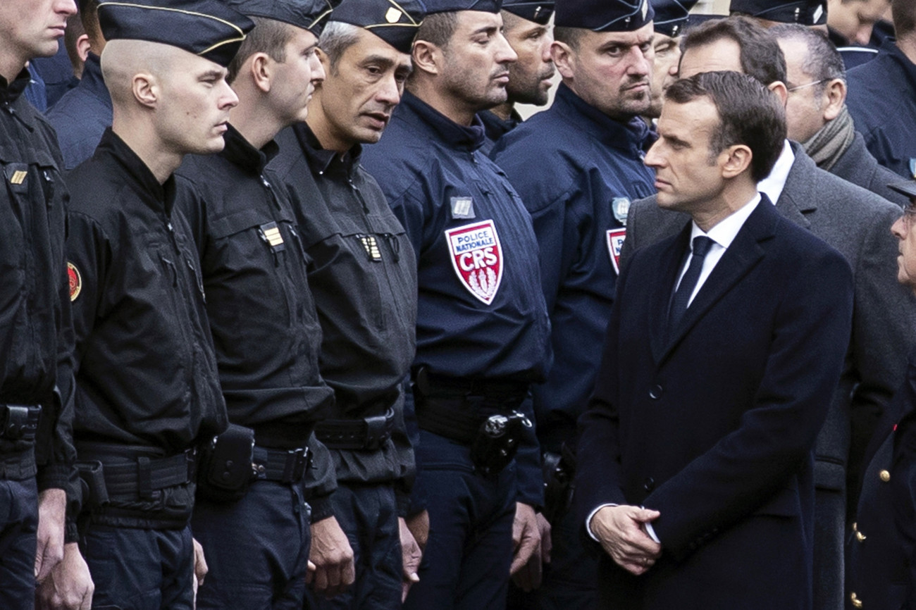 Emmanuel Macron francia elnök rendőrökkel beszélget a dráguló üzemanyagárak ellen tiltakozó sárga mellényesek zavargásba torkolló tüntetése utáni napon a párizsi Diadalívnél 2018. december 2-án. Párizs belvárosának legelegánsabb részében a tüntetők autókat gyújtottak fel, épületeket rongáltak meg, kirakatokat fosztottak ki és utcakövekből emeltek barikádokat.
MTI/EPA/Etienne Laurent