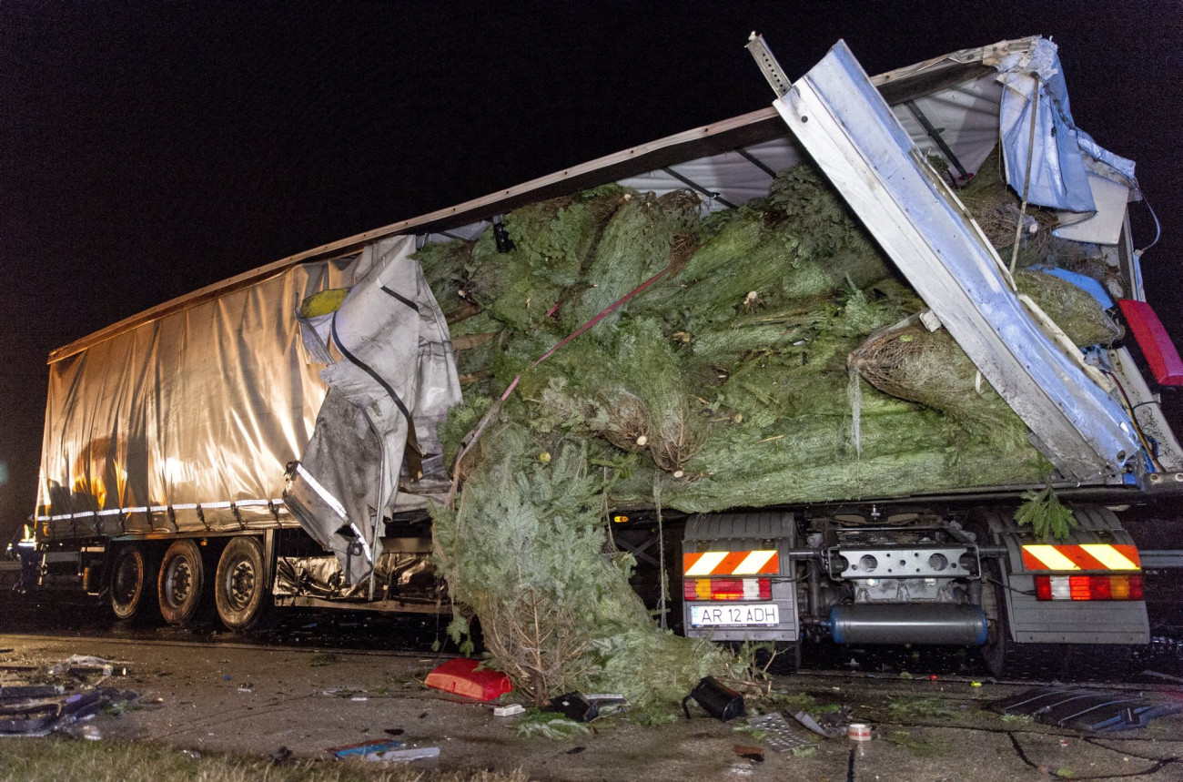Komárom, 2018. december 3.
Ütközésben összetört kamion az M1-es autópálya Budapest felé vezető oldalán Komárom közelében 2018. december 3-án. A 88. kilométerszelvényben történt balesetben a kamion egy autóbusszal ütközött össze.
MTI/Krizsán Csaba