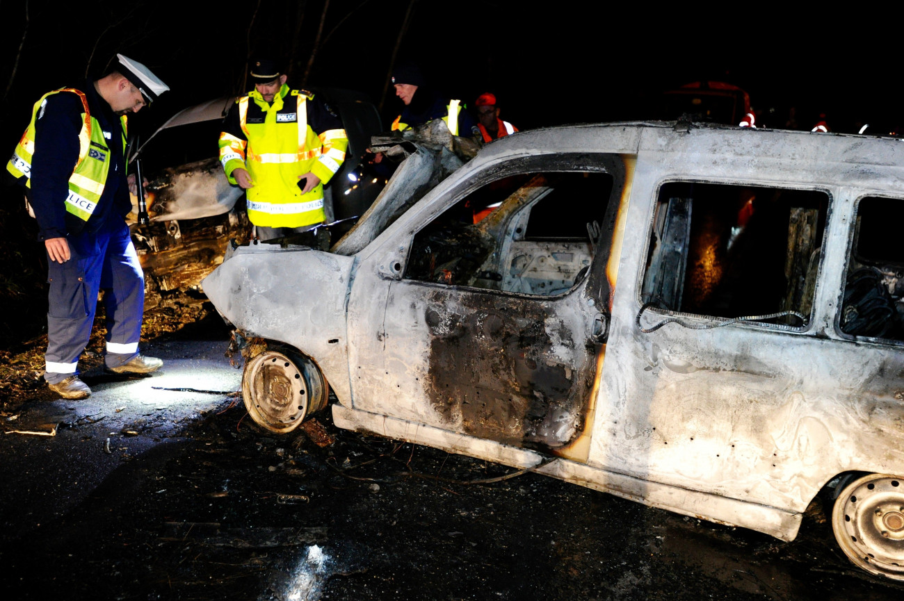 Biatorbágy, 2018. december 4.
Kiégett személygépkocsi a Biatorbágyot Sóskúttal összekötő úton, ahol összeütközött, majd kigyulladt két személyautó 2018. december 4-én. A balesetben hárman súlyosan megsérültek.
MTI/Mihádák Zoltán
