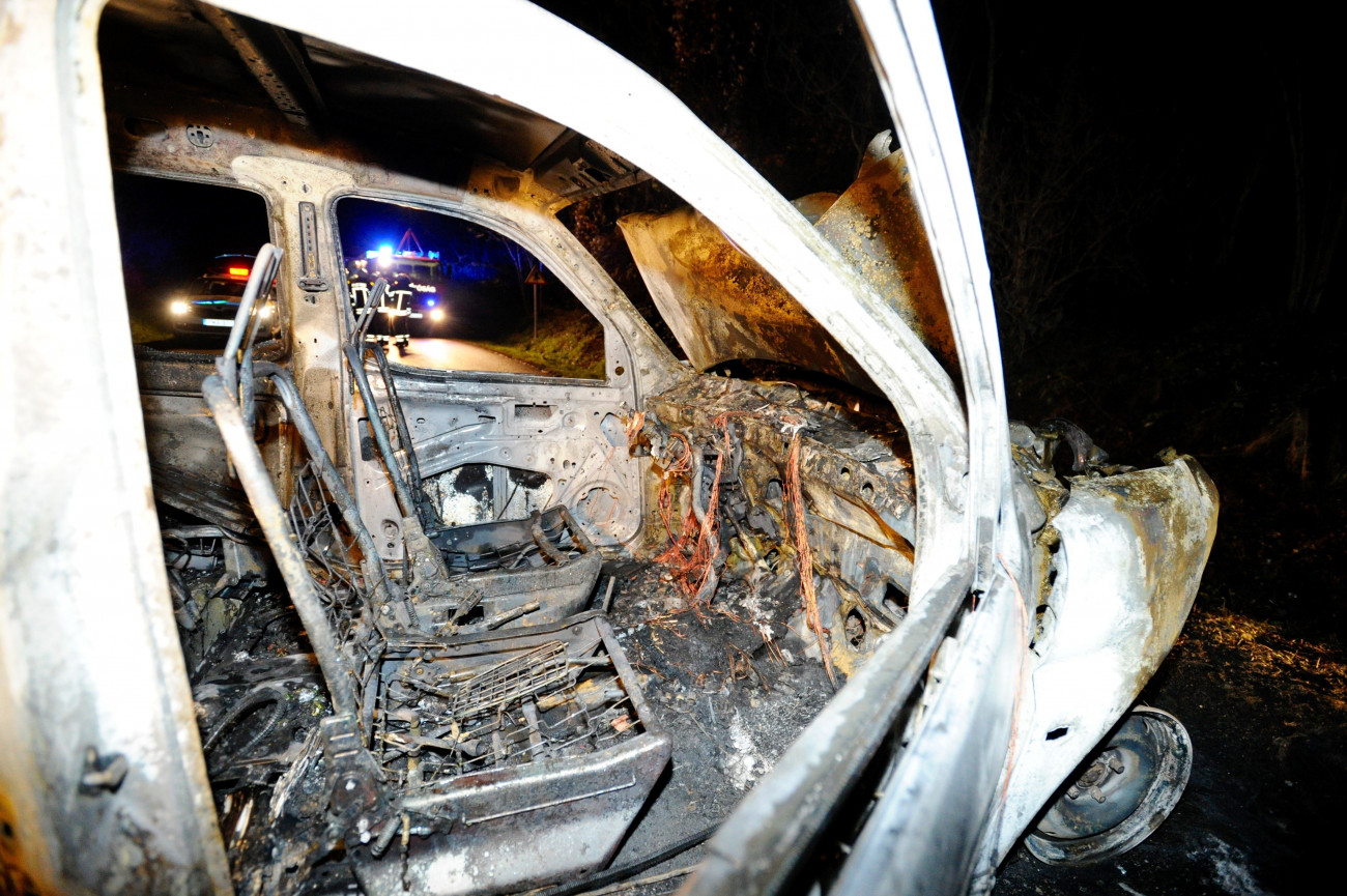 Biatorbágy, 2018. december 4.
Kiégett személygépkocsi a Biatorbágyot Sóskúttal összekötő úton, ahol összeütközött, majd kigyulladt két személyautó 2018. december 4-én. A balesetben hárman súlyosan megsérültek.
MTI/Mihádák Zoltán