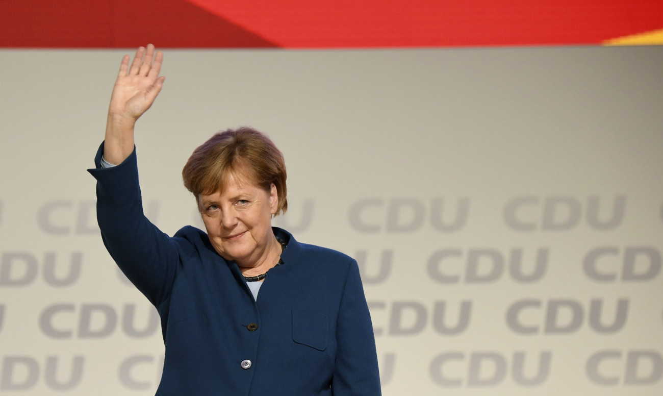 Angela Merkel német kancellár, a Kereszténydemokrata Unió (CDU) elnöke integet beszéde után a CDU tisztújító kongresszusának otthont adó hamburgi rendezvényközpontban 2018. december 7-én. A pártot 18. éve vezető Merkel utódját ezen a napon választják meg a kongresszuson. A tisztségre három jelölt pályázik: Friedrich Merz, a CDU és a bajor testvérpárt, a Keresztényszociális Unió (CSU) közös parlamenti frakciójának volt vezetője, Annegret Kramp-Karrenbauer pártfőtitkár és Jens Spahn egészségügyi miniszter.
MTI/EPA/Focke Strangmann