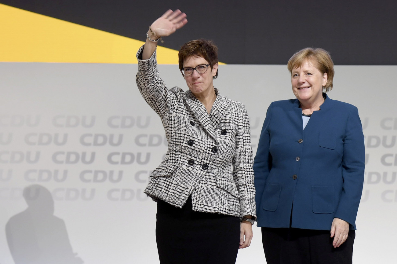Hamburg, 2018. december 7.
Annegret Kramp-Karrenbauer, a német Kereszténydemokrata Unió (CDU) főtitkára (b) és Angela Merkel, a CDU leköszönő elnöke, miután Kramp-Karrenbauert pártelnökké választották a CDU tisztújító kongresszusán Hamburgban 2018. december 7-én.
MTI/EPA/Clemens Bilan