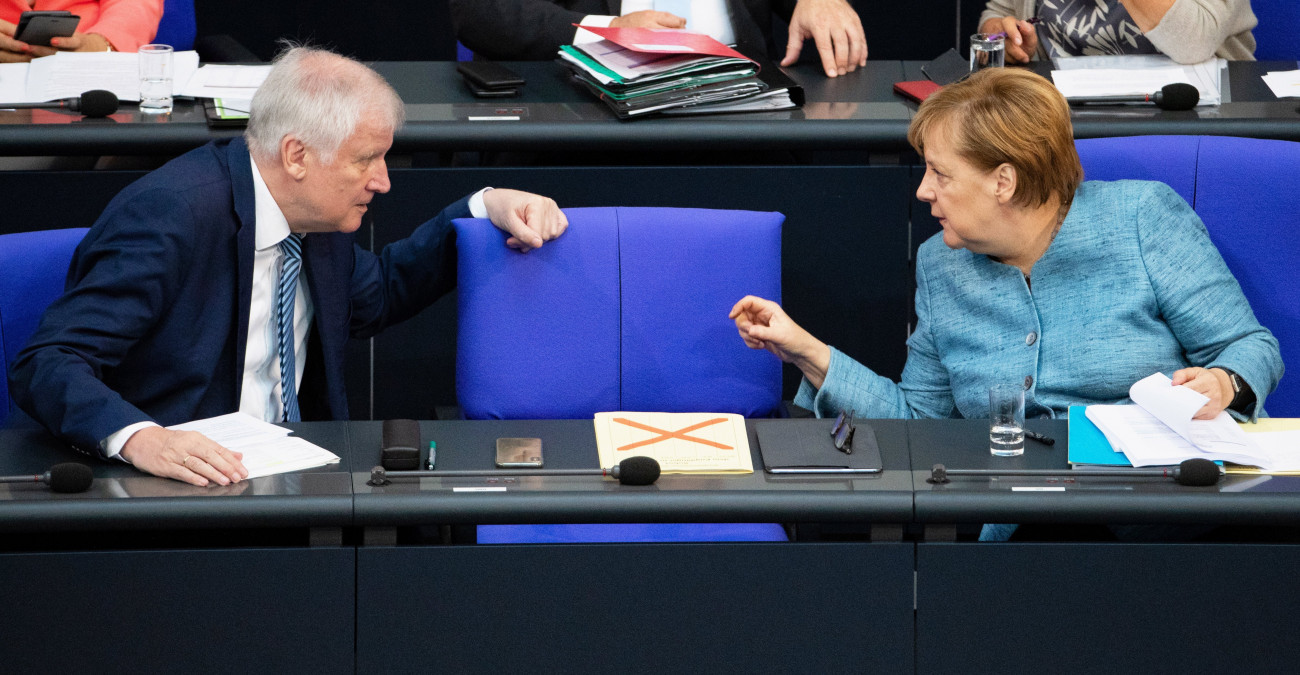 Angela Merkel német kancellár és Horst Seehofer belügyminiszter a parlament berlini üléstermében 2018. szeptember 11-én. (MTI/EPA/Hayoung Jeon)