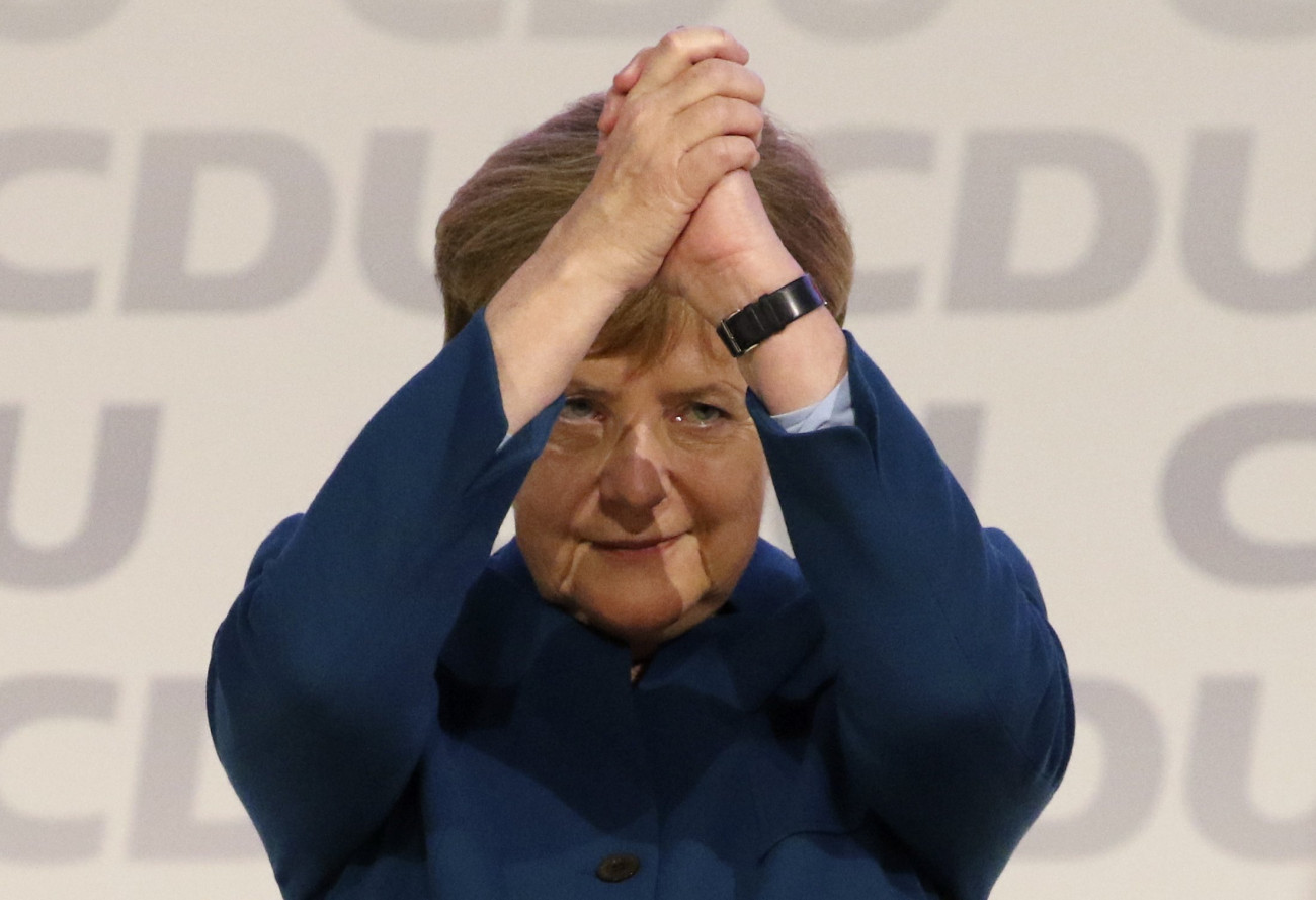 Hamburg, 2018. december 7.
Angela Merkel német kancellár, a Kereszténydemokrata Unió (CDU) elnöke integet beszéde után a CDU tisztújító kongresszusának otthont adó hamburgi rendezvényközpontban 2018. december 7-én. A pártot 18. éve vezető Merkel utódját ezen a napon választják meg a kongresszuson. A tisztségre három jelölt pályázik: Friedrich Merz, a CDU és a bajor testvérpárt, a Keresztényszociális Unió (CSU) közös parlamenti frakciójának volt vezetője, Annegret Kramp-Karrenbauer pártfőtitkár és Jens Spahn egészségügyi miniszter.
MTI/EPA/Focke Strangmann