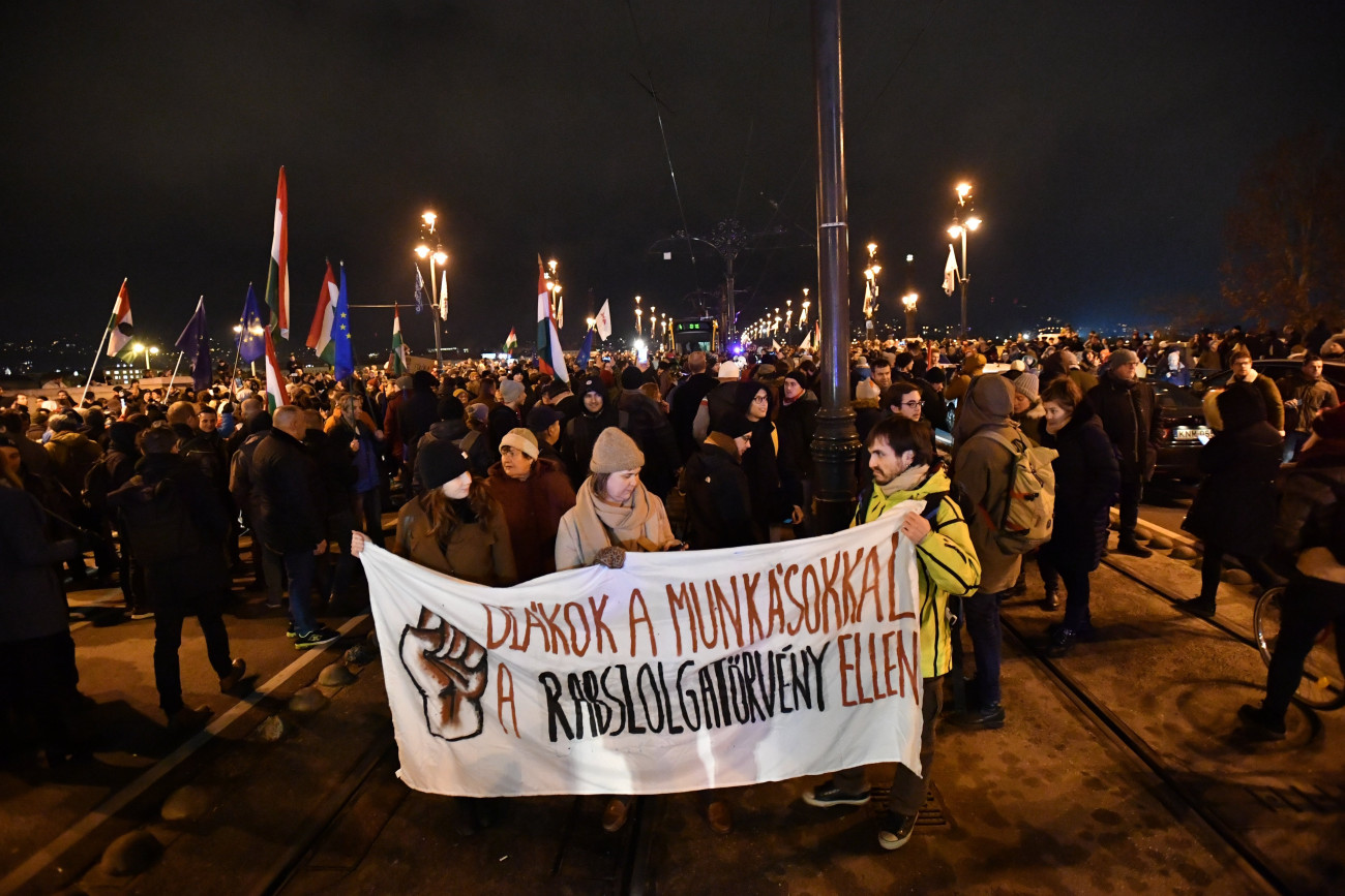 Budapest, 2018. december 12.
Az ellenzéki pártok kezdeményezésére a munka törvénykönyvének módosítása ellen indult tüntetés résztvevői a Margit hídon 2018. december 12-én.
MTI/Mónus Márton