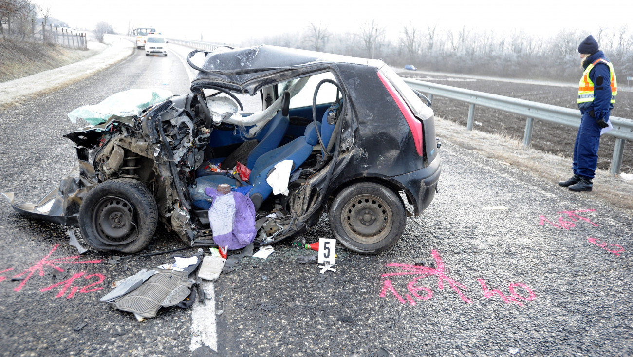 Bicske, 2018. december 14.
Összetört személygépkocsi, miután frontálisan ütközött egy másik autóval az 1-es főúton Bicskénél 2018. december 14-én. A balesetben mindkét jármű vezetője meghalt.
MTI/Mihádák Zoltán