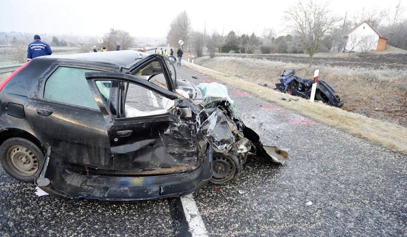 Bicske, 2018. december 14.
Összetört személygépkocsik, miután frontálisan ütköztek az 1-es főúton Bicskénél 2018. december 14-én. A balesetben mindkét jármű vezetője meghalt.
MTI/Mihádák Zoltán