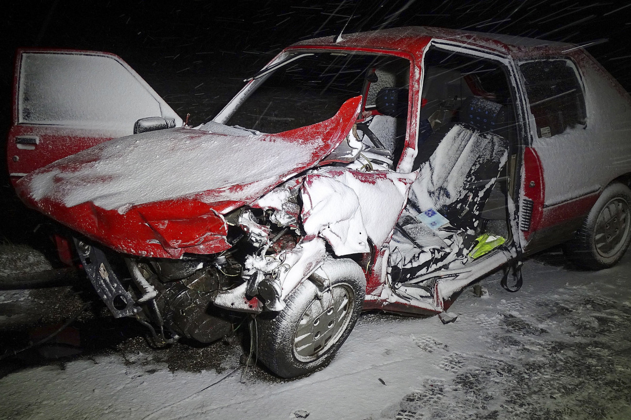 Kerekegyháza, 2018. december 15.
Összetört személygépkocsi, miután kisteherautóval ütközött Bács-Kiskun megyében, az 52-es főútról Kerekegyházára vezető úton 2018. december 14-én. A balesetben egy ember meghalt.
MTI/Donka Ferenc