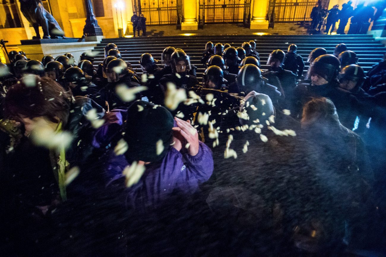 Budapest, 2018. december 15.
A budapesti kormányellenes tüntetés résztvevői és rendőrök a Kossuth téren 2018. december 14-én.
MTI/Balogh Zoltán