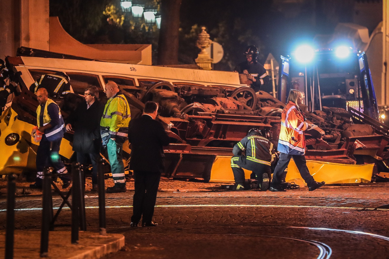 Lisszabon, 2018. december 15.
Tűzoltók dolgoznak egy villamosbaleset helyszínén Lisszabonban 2018. december 14-én, miután egy szerelvény kisiklott és felborult egy belvárosi pályán. A balesetben huszonnyolcan megsérültek.
MTI/EPA/LUSA/Mario Cruz