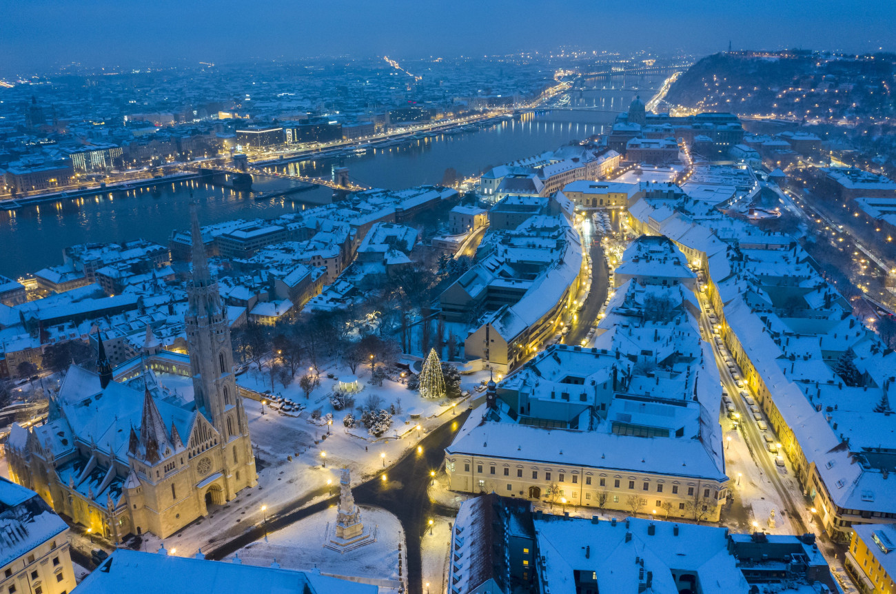 A behavazott Budapest látképe a Budai Várnegyed felől 2018. december 16-án. Előtérben a budavári Nagyboldogasszony-templom, ismertebb nevén Mátyás-templom a Szentháromság téren.
MTI/Mohai Balázs