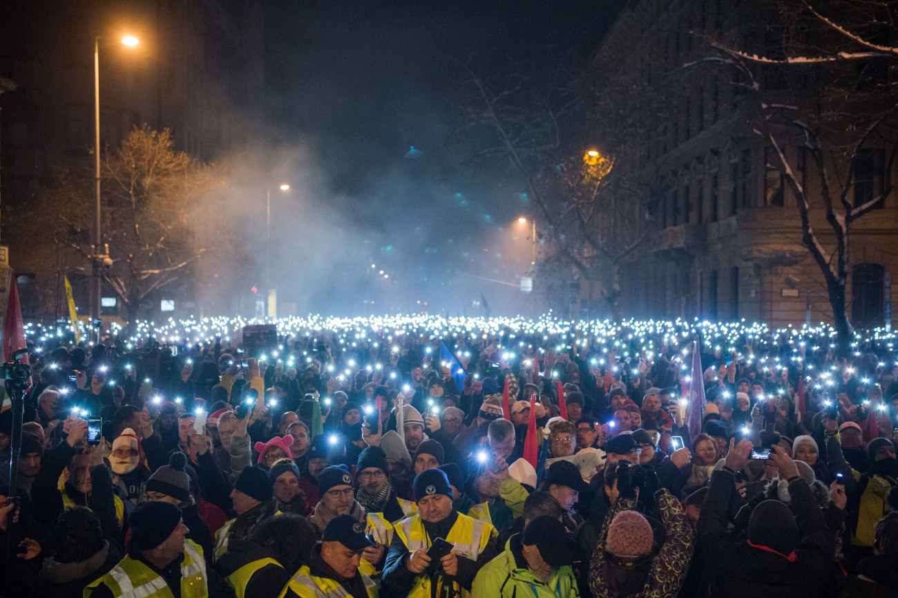 Budapest, 2018. december 16.
Telefonjaikkal világítanak a Boldog karácsonyt, miniszterelnök úr! címmel meghirdetett kormányellenes demonstráció résztvevői a belvárosi Alkotmány utcában 2018. december 16-án.
MTI/Balogh Zoltán