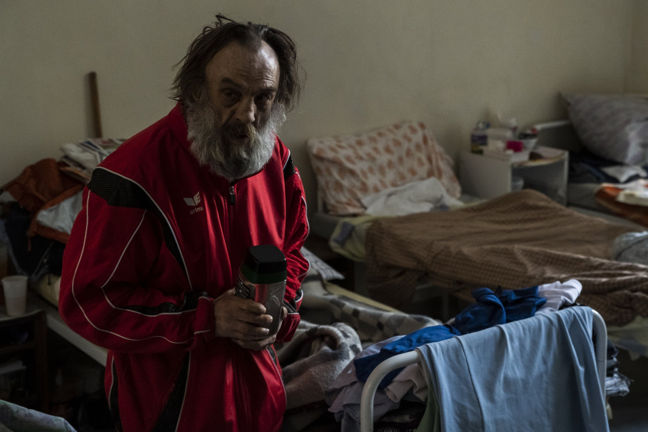 Budapest, 2018. december 18.
Hajléktalan férfi a Hajléktalanokért Közalapítvány székhelyén, a VI. kerületi Szobi utcában 2018. december 18-án. Ezen a napon Fülöp Attila, az Emberi Erőforrások Minisztériumának (Emmi) szociális ügyekért és társadalmi felzárkózásért felelős államtitkára sajtótájékoztatót tartott a hajléktalanokat segítő intézkedésekről és programokról. Az államtitkár közölte, hogy október közepe óta 1300-zal többen veszik igénybe a hajléktalanellátást.
MTI/Mónus Márton