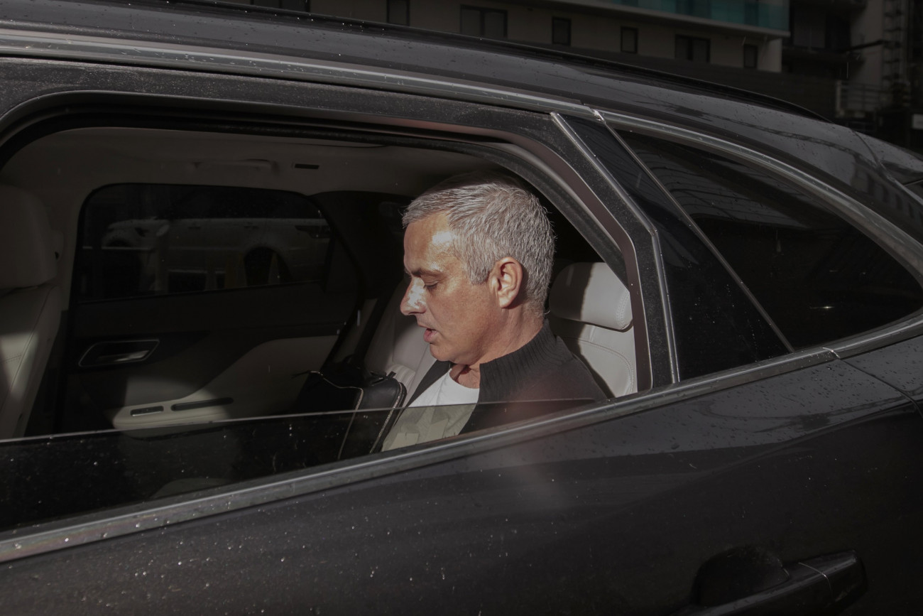 Manchester, 2018. december 18.
José Mourinho, a Manchester United angol klub portugál vezetőedzője távozik egy manchesteri szállodából 2018. december 18-án. A klub ezen a napon bejelentette, hogy Mourinho azonnali hatállyal távozik az egyesülettől.
MTI/AP/Jon Super