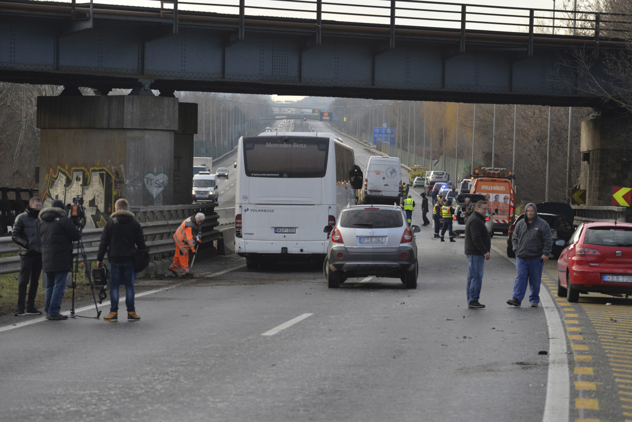 Törökbálint, 2018. december 27.
Összetört személygépkocsik 2018. december 27-én az M7-es autópályán Törökbálint térségében, ahol tömegbaleset történt. A Balaton felé vezető oldalon hét személyautó, egy kisbusz és egy menetrend szerinti busz karambolozott. A balesetben három ember sérült meg könnyebben, a buszon tizenhárman utaztak, egyiküknek sem esett baja.
MTI/Mihádák Zoltán