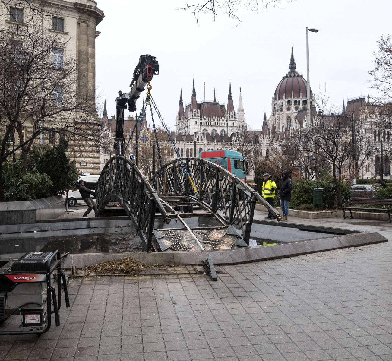 Budapest, 2018. december 28.
Újrafelállítás előtti restaurálásra elszállítják Varga Tamás szobrászművész Nagy Imre szoborkompozícióját az Országház tőszomszédságából, a Vértanúk teréről 2018. december 28-án. Az alkotóval folytatott egyeztetés, a szükséges hozzájárulások beszerzése, valamint a terület előkészítése után kerülhet a mártír miniszterelnök emlékműve a Jászai Mari térre, a tervek szerint még 2019. június 16. előtt. A szoborkompozíció elszállításával megkezdődött a Vértanúk terének rehabilitációja.
MTI/Szigetváry Zsolt