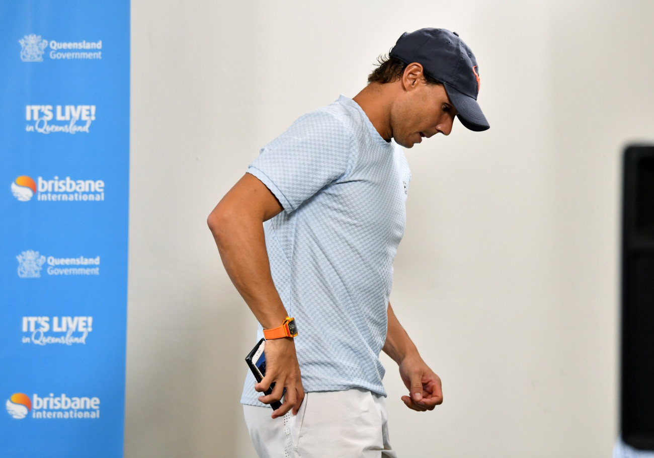Brisbane, 2019. január 2.
A spanyol Raphael Nadal távozik 2019. január 2-i brisbane-i sajtóértekezletéről, ahol bejelentette, hogy sérülés miatt nem vesz részt a brisbane-i nemzetközi tenisztornán.
MTI/AAP/Darren England